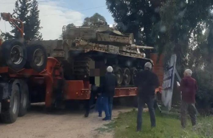_Des_vétérans_de_Tsahal_volent_un_char1