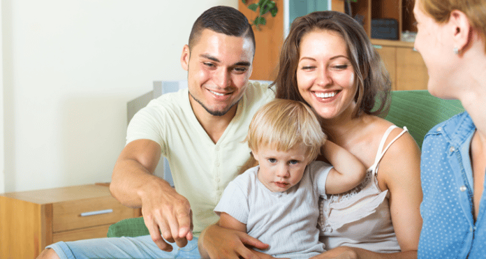 Famille-devant-un-professionnel_full