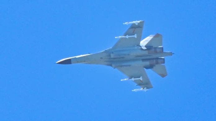 Un-avion-militaire-chinois-survole-l-ile-Pingtan-proche-de-Taiwan-le-5-aout-2022-1461325