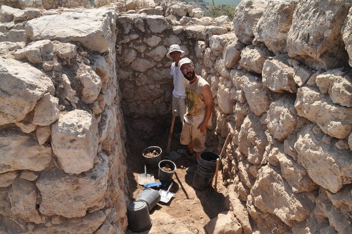 Photo-by-Yossi-Garfinkel-_-A-close-up-of-one-of-the-casements-in-the-city-wall-of-Khirbet-Qeiyafa-1320x880