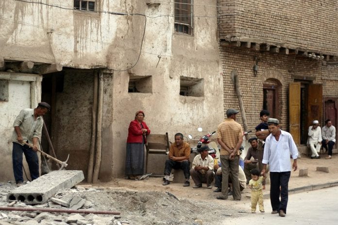 Uyghurs-in-Kashgar-China-1320x880