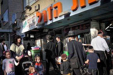 ISRAEL. BNEI BRAK. RUE RABBI AKIVA. LA COMMUNAUTE DES JUIFS ULTRA-ORTHODOXES