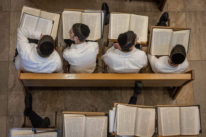 Yeshivah-Students-in-Jerusalem-1320x880