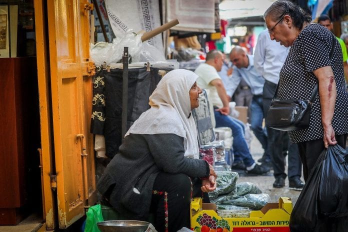 Muslim-Quarter-shopping-1320x880