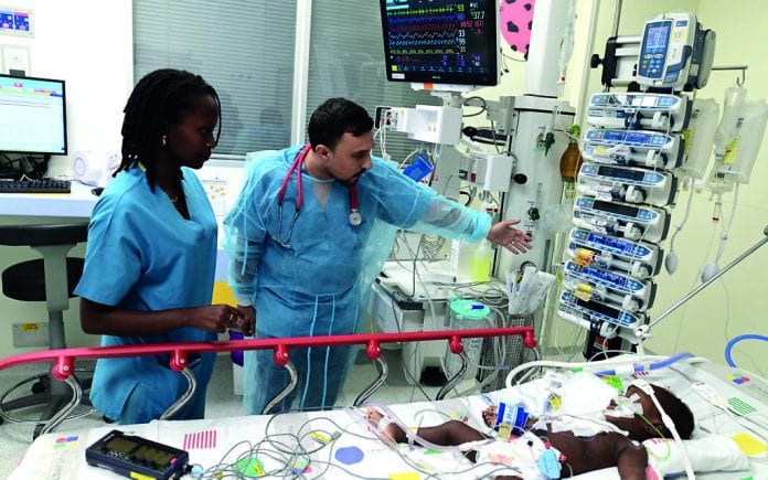 Dr-Lise-and-Dr-Mohammed-in-the-PICU-1024x640