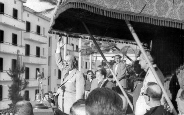 Franco_dando_un_discurso_en_Éibar_en_1949-640x400