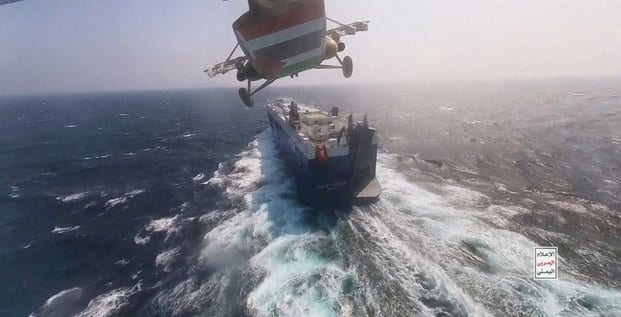 helicoptere-militaire-houthi-au-dessus-du-cargo-galaxy-leader-en-mer-rouge