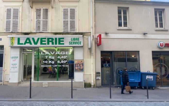 Paris, rue de la Tombe Issoire (XIVe). C'est devant cette laver