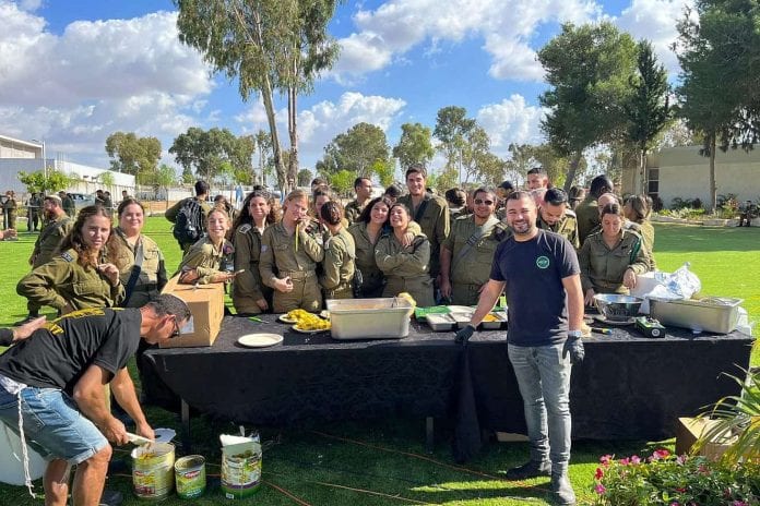 Shimon-Biton-feeds-falafel-to-IDF-soldiers-1320x880 (1)