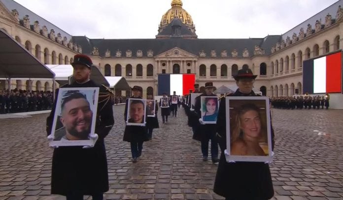la-marche-funevre-accompagne-les-42-portraits-des-victimes-du-hamas-dans-la-cour-d-honneur-des-invalides-capture-d-ecran-1707305280