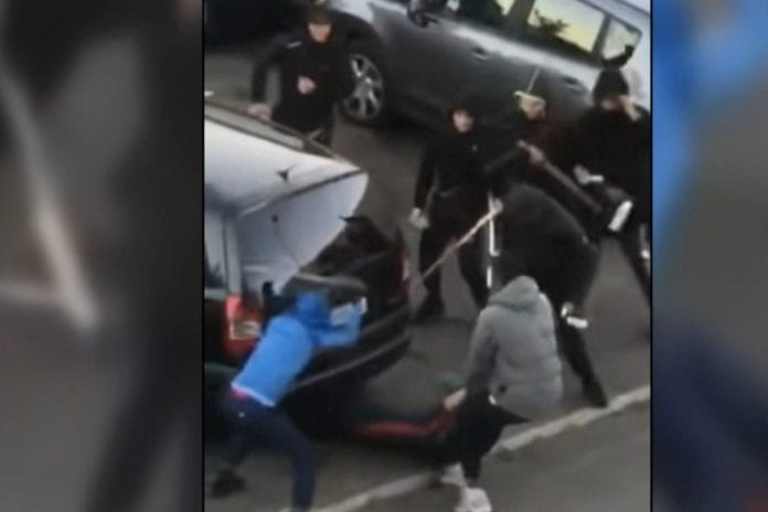 1325375-rixes-des-adolescents-sans-limites