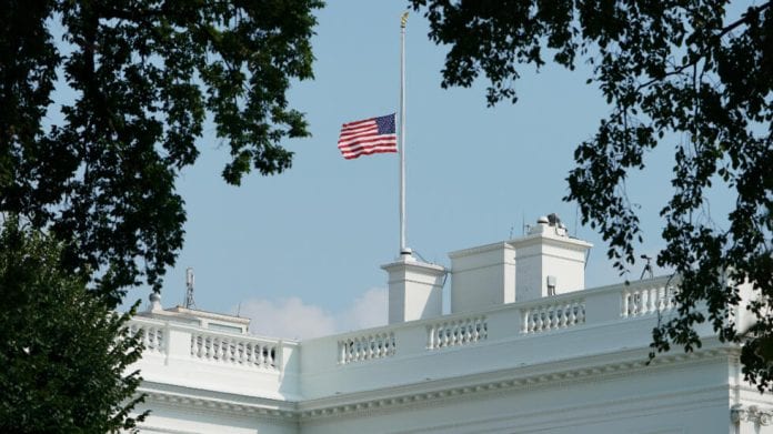 270818_white_house_flag_mccain