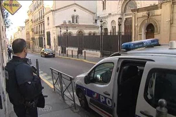 5edea830c760c_devant_la_synagogue_de_marseille