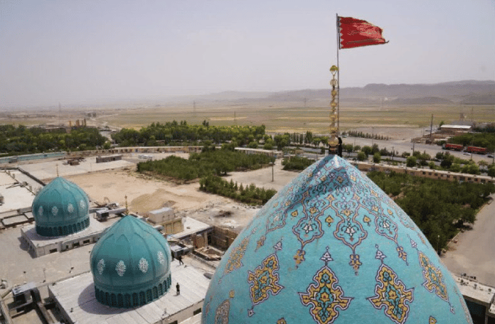 L_Iran_a_levé_la_bannière_rouge_sur_le_dôme_de_la_nosquée_de_Jamaqran