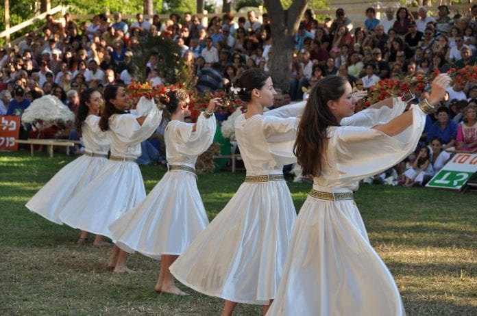 Tu-BAv-dancing-maidens-photo
