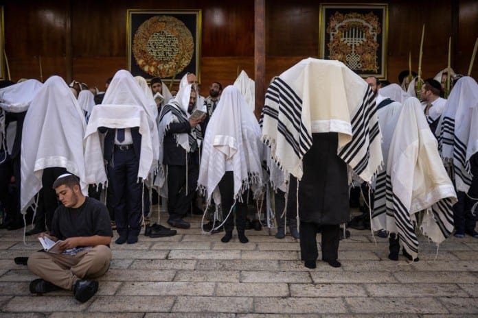 The-priestly-blessing-on-the-Temple-Mount-October-4-2023.-696x464