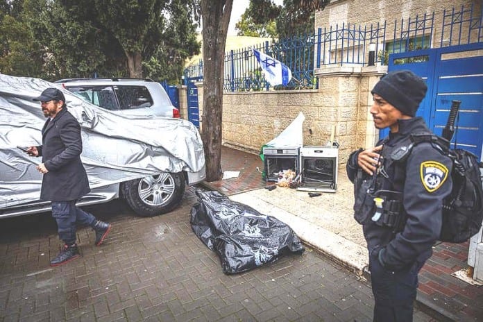 Israeli-policeman-outside-the-UNRWA-compound-in-Jerusalem-March-19-2024.-696x464