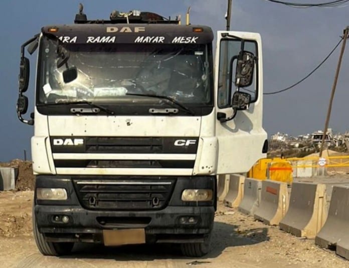 humanitarian-aid-truck-in-Gaza-696x535