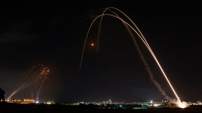 Le-systeme-Iron-Dome-lance-pour-intercepter-une-roquette-lancee-depuis-la-bande-de-Gaza-au-dessus-d