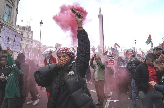Pro-Hamas-rally-near-Trafalgar-Square-in-London-October-29-2023.-696x461