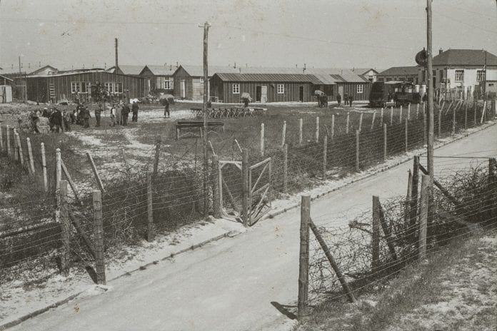 187-3--rafle-du-billet-vert_lendemain-de-la-rafle_camp-de-beaune-la-rolande-et-vue-de-la-ville-c-memorial-de-la-shoah-scaled