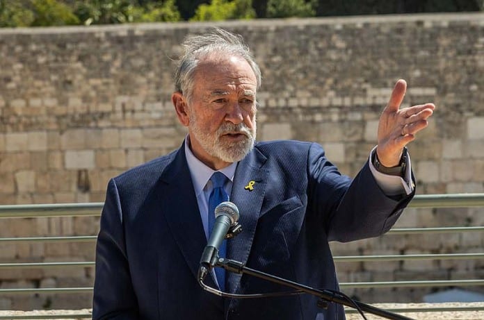 United-States-ambassador-to-Israel-Mike-Huckabee-at-the-Western-Wall-April-18-2025.-696x461