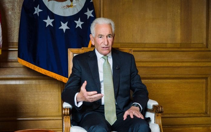 L'ambassadeur des Etats-Unis en France, Charles Kushner, dans son bureau a Paris, le 23 juillet 2025.