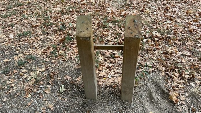 Une-plaque-rendant-hommage-aux-Justes-villeurbannais-a-ete-arrache-annonce-le-maire-de-la-ville-Cedric-Van-Styvendael-ce-mardi-19-aout-2124481