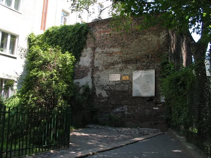 Rest der Mauer des Warschauer Ghettos in einem Hinterhof