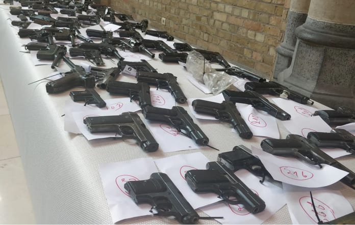 2025-11-20 18_40_19-La police annonce une saisie massive d'armes à feu en Flandre, 7 personnes arrêt