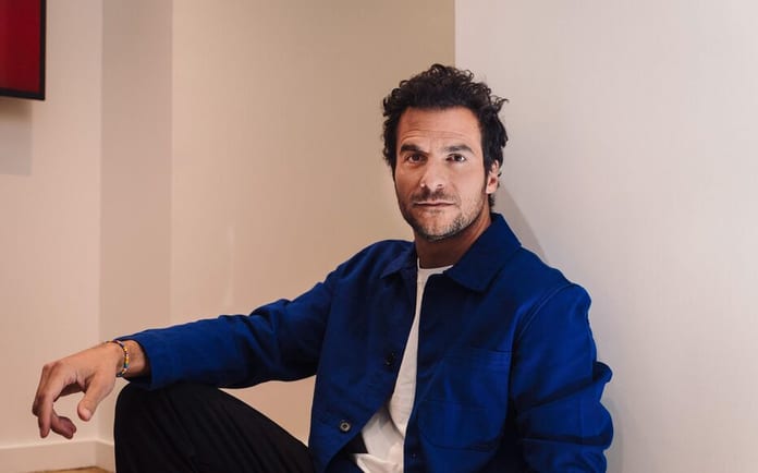 Portrait du Chanteur Amir dans les locaux de RTL, juste avant la