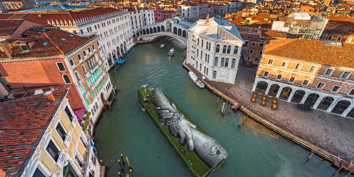 art-contemporain-la-59e-biennale-de-venise-en-met-plein-les-yeux
