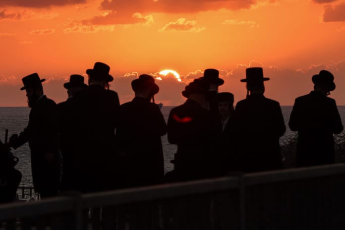 TOPSHOT-ISRAEL-JUDAISM-RELIGION-TASHLICH