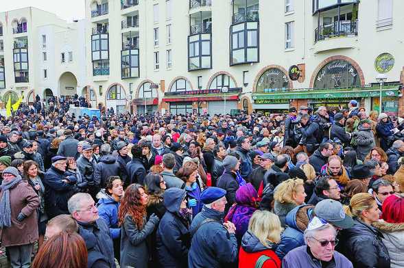 Dans-quartier-port-Creteil-Val-Marne-dimanche-7-decembre-centaines-personnes-sont-rassemblees-pour-denoncer-agression-jeune-homme-juif-compagne-1er-decembre-dernier_0_730_400_589_393