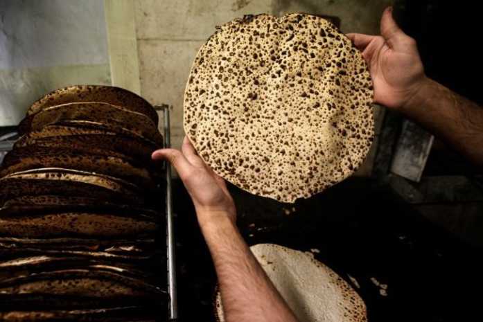Handmade-shmura-matzah-in-Jerusalem_698_465