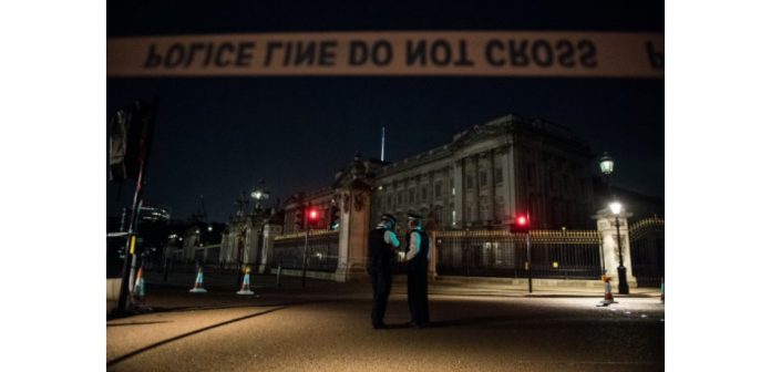 16207998-attaques-a-l-arme-blanche-a-bruxelles-et-londres-contre-les-forces-de-l-ordre