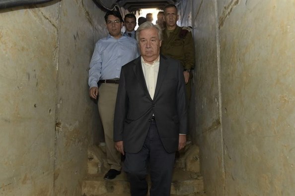 Antonio-Gutteres-dans-un-tunnel-souterrain