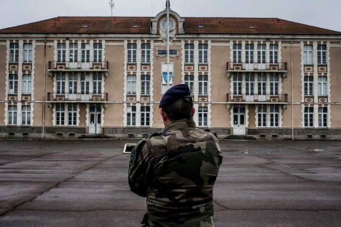Puy-de-Dome-un-automobiliste-fonce-sur-un-site-militaire-piste-terroriste-ecartee_939_626