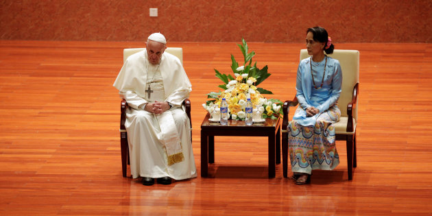 Pope Francis and Myanmar’s State Counsellor Aung San Suu Kyi attend a meeting with members of the civil society and diplomatic corps in Naypyitaw, Myanmar