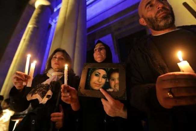 des-militants-libanais-participent-a-la-veillee-organisee-devant-le-musee-national-de-beyrouth-pour-sensibiliser-aux-violences-faites-aux-femmes-le-23-decembre-2017_651_434