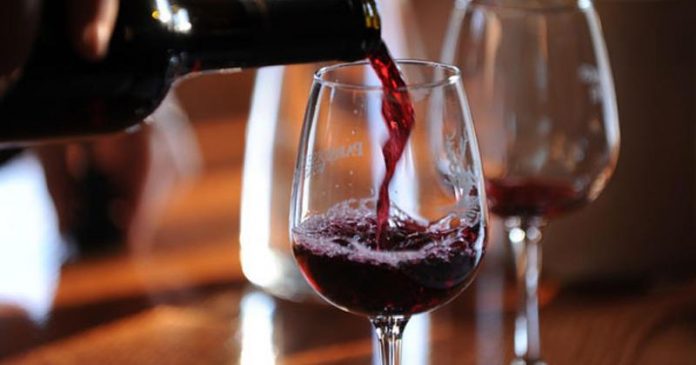 fb_un-verre-de-vin-par-jour-permet-garder-le-moral-6402-north-640x440