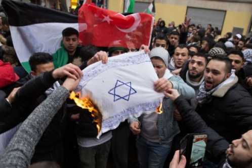in-berlin-haben-demonstranten-israelische-flaggen-verbrannt_856675180_704x396_55abf296355f6a6e08213726f672b066-600x338_498_332