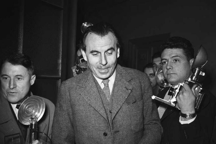 7791791505_louis-ferdinand-celine-a-la-sortie-de-son-proces-dans-les-annees-50_859_573