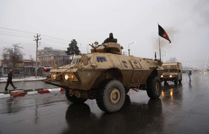 960x614_membres-forces-securite-afghane-arrivent-lieux-attaque-contre-complexe-academie-militaire-kaboul-29-janvier-2018