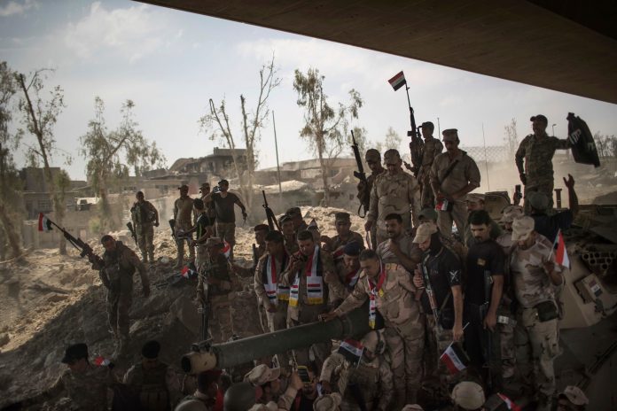 soldats-larmee-irakienne-fetent-victoire-contre-combattants-Daech-vieille-ville-Mossoul-Irak-9-juillet_0_1398_933