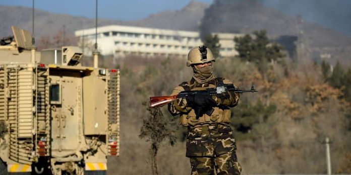 un-commando-de-six-hommes-a-fait-irruption-dans-l-hotel-et-tire-a-vue-sur-les-clients-et-le-personnel-avant-de-se-retrancher-dans-les-etages-avec-des-otages-ils-ont-egalement-mis-le-feu-a-l-hotel