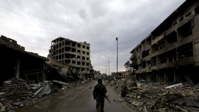 un-soldat-des-forces-democratiques-syriennes-fds-dans-les-ruines-de-raqa-la-capitale-de-l-ei-en-syrie-le-28-octobre-2017_5969450