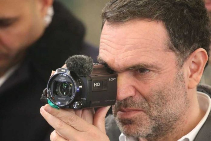 yann-moix-a-calais-filme-le-sort-des-migrants-et-accuse-emmanuel-macron-de-bavure_6008082-1320x743_986_658