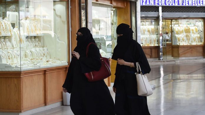 des-femmes-saoudiennes-passent-devant-une-bijouterie-de-riyadh-le-3-octobre-2016_5843407