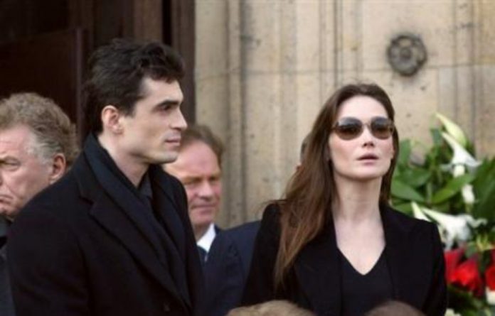 960x614_raphael-enthoven-carla-bruni-20-mars-2003-paris-lors-obseques-patron-groupe-lagardere-jean-luc-lagardere-1